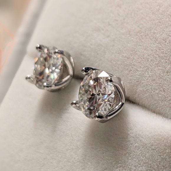 1 CT x 2 Moissanite Earrings, 4 Prong, 925 Sterling Silver - Picture 11 of 12